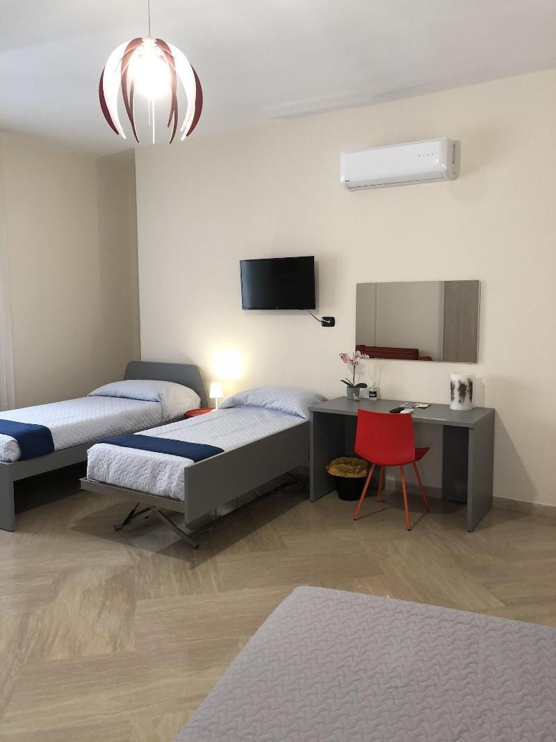Napoli City Inn Bagian luar foto