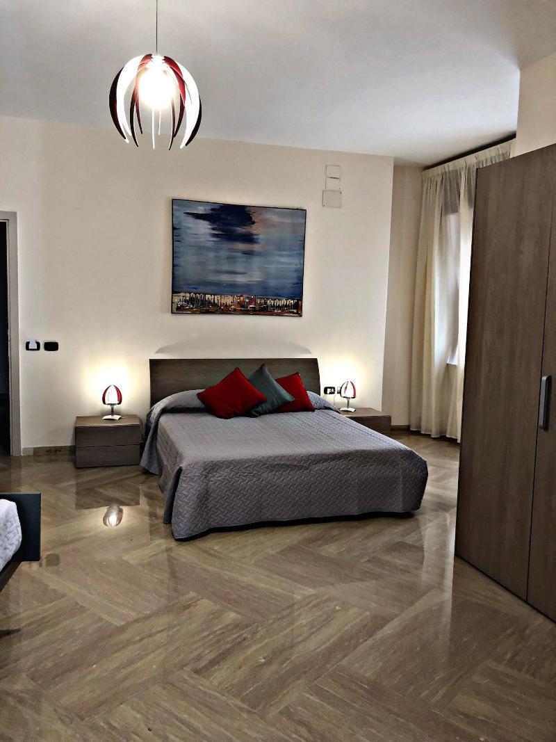 Napoli City Inn Bagian luar foto