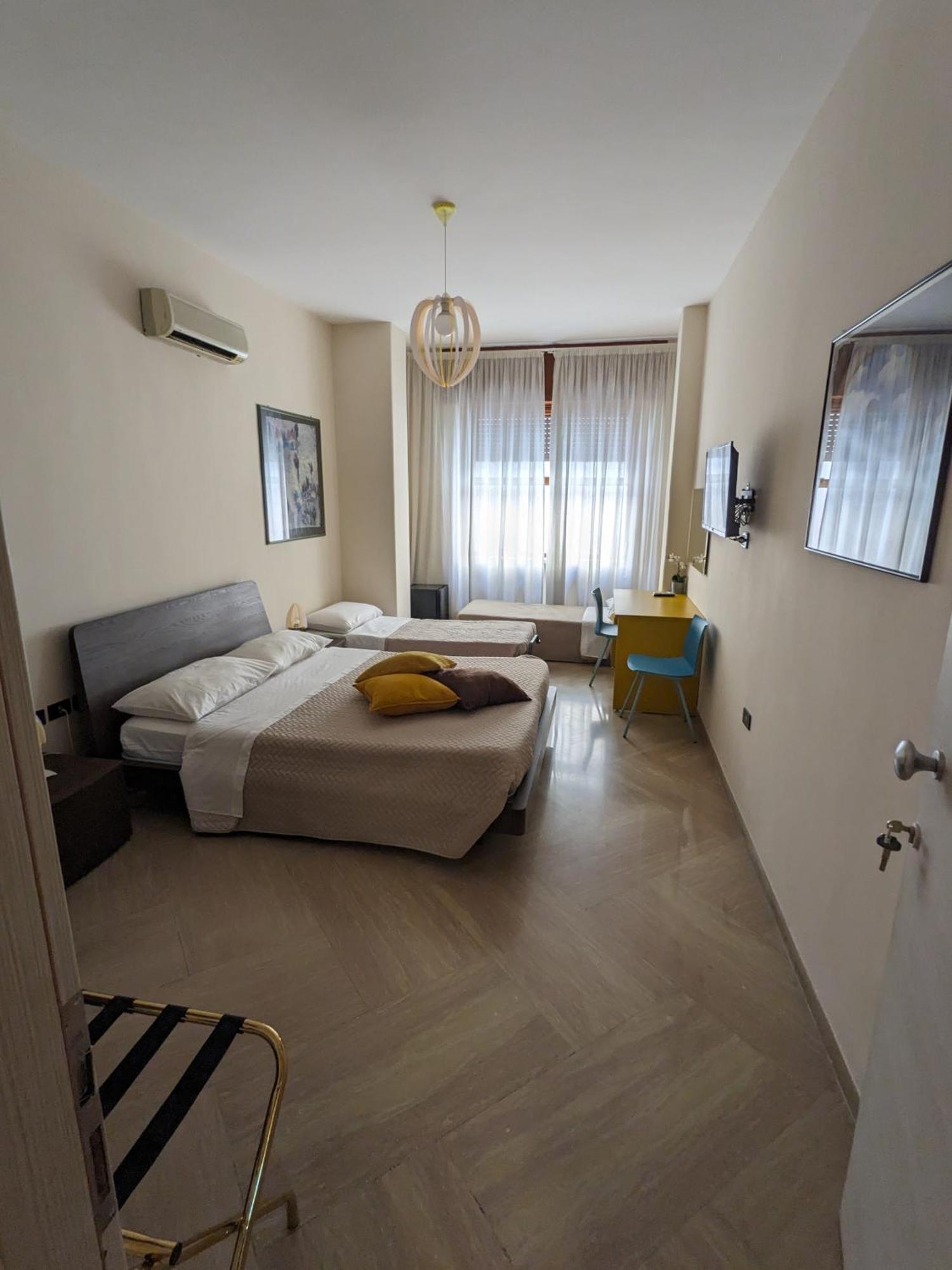 Napoli City Inn Bagian luar foto